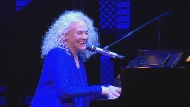 carole-king-on-stage-in-broadway-musical-beautiful-cbs-news-620.jpg 