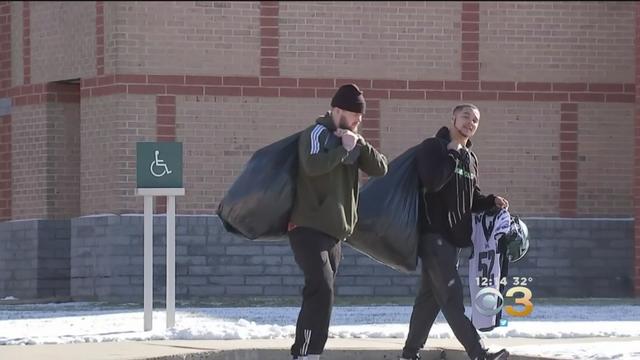 eagles-players-clean-out-locker.jpg 