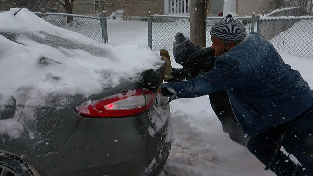 good-samaritans-push-car-during-snow-storm.jpg 