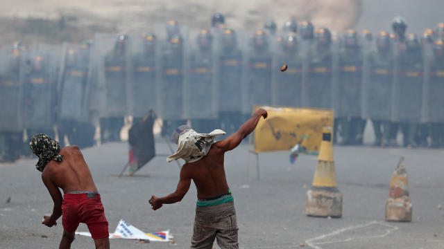Demonstrators throw stones at Venezuelan national guard in Pacaraima 