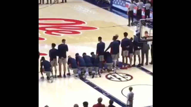 ole-miss-baksetball-players-kneeling-2019-02-23.png 