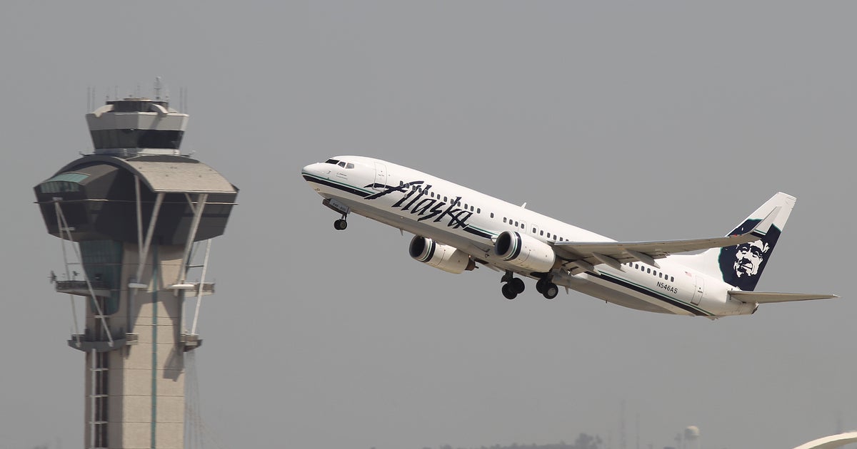 FAA halts flights in DC region due to strong smell at Potomac air traffic controller