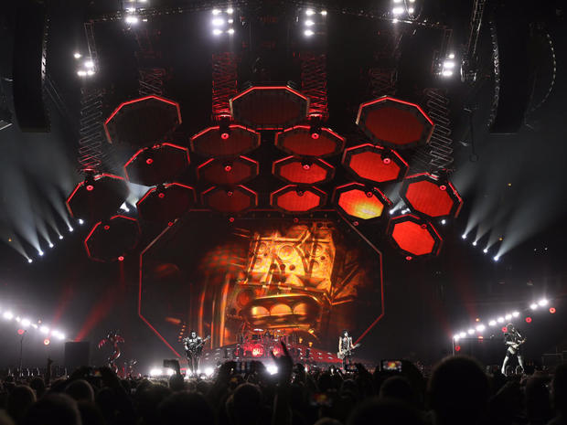 kiss-jake-barlow-united-center-chicago-march-2-2019-stage.jpg 
