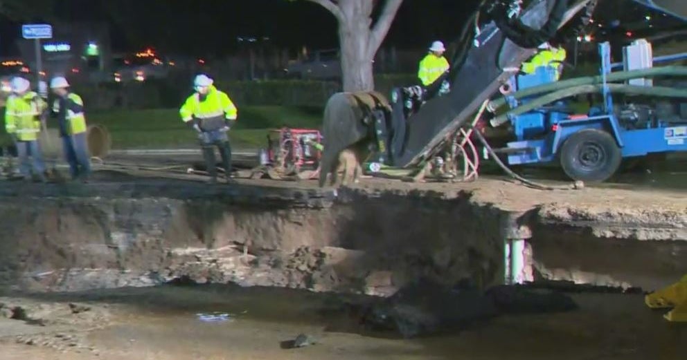 Water Main Break Floods Businesses In Riverside - CBS Los Angeles