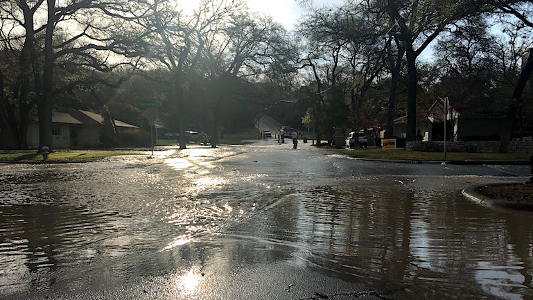 Water Main Break Floods Homes In Fort Worth Neighborhood - CBS Texas