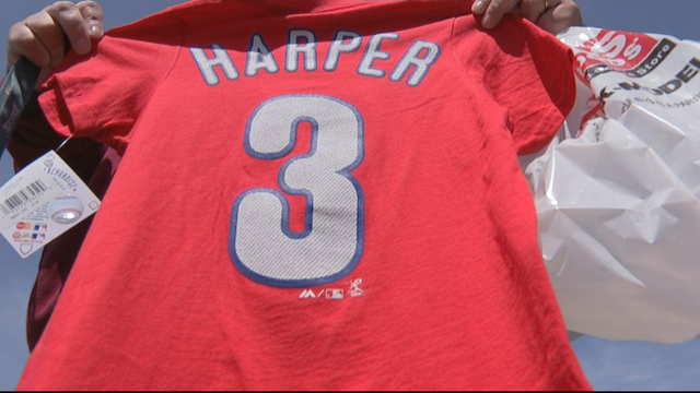 lans-5p-pkg-phillies-merchandise_frame_0.png 