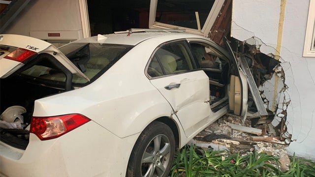 san_mateo_car_into_apartment_040919.jpg 