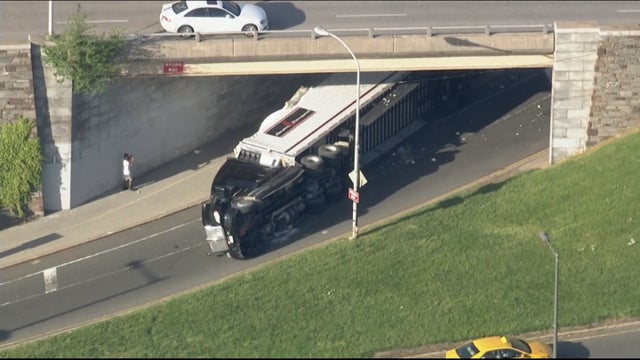 overturned-tractor-trailer.jpg 