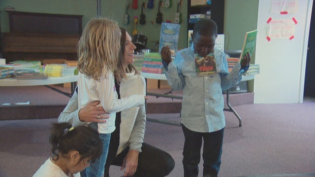 BAGS OF BOOKS FOR KIDS 5VO_frame_594