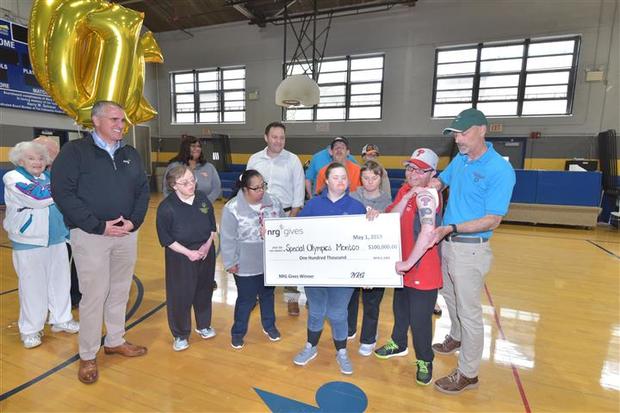 special-olympics-montgomery-county-wins-nrg-contest-and-receives-100000-check-3.jpg 