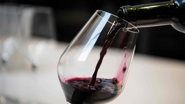 generic-wine-pouring-restaurant-thinkstock.jpg