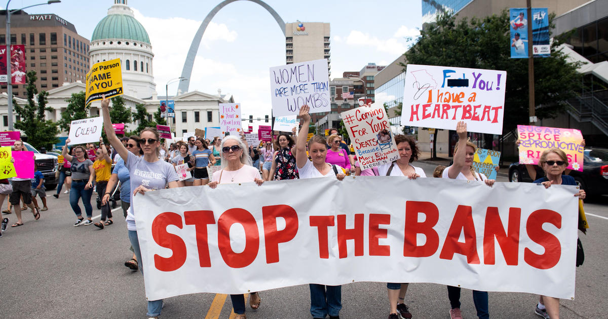 Las medidas electorales sobre el derecho al aborto en Nebraska y Missouri enfrentan desafíos legales antes de las fechas límite de certificación