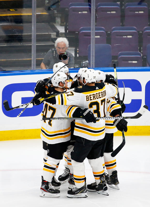 Bruins celebrate David Pastrnak's goal 