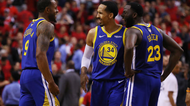 Shaun Livingston of the Los Angeles Clippers looks on during the game  News Photo - Getty Images