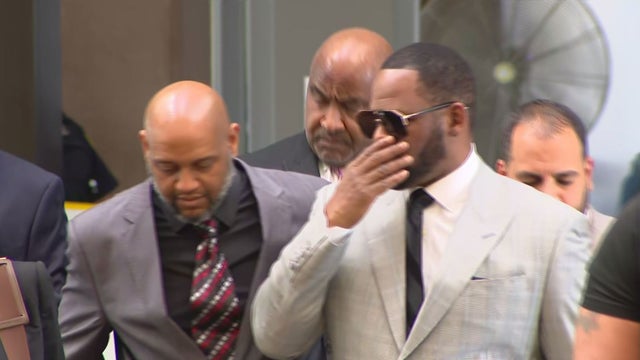 r.-kelly-court-arrival.jpg 