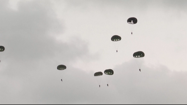 CROW JUMPS FROM PLANE PKG.transfer_frame_1255 