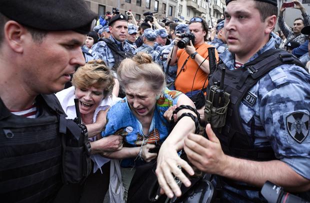 TOPSHOT-RUSSIA-POLITICS-MEDIA-PROTEST 