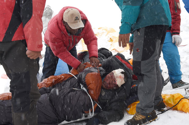 everest-injured-sherpa 