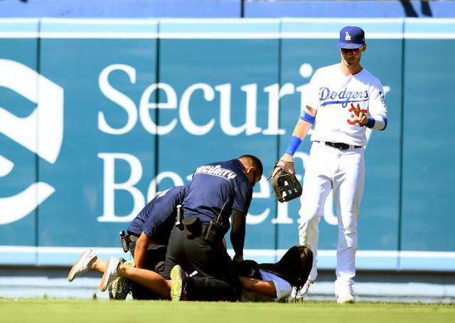 Rookie trifecta: Smith delivers 3rd straight walk-off for LA