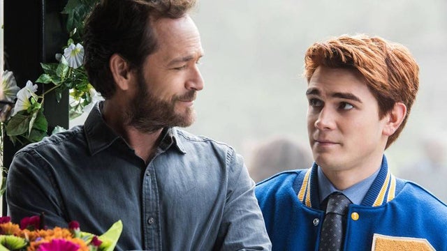 rs_1024x684-190306142506-1024x684.riverdale-luke-perry-kj-apa-lp.3619.jpg 