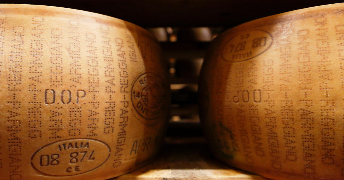Италиански производители на сирене микрочипове пармезан в опит да се борят с имитаторите