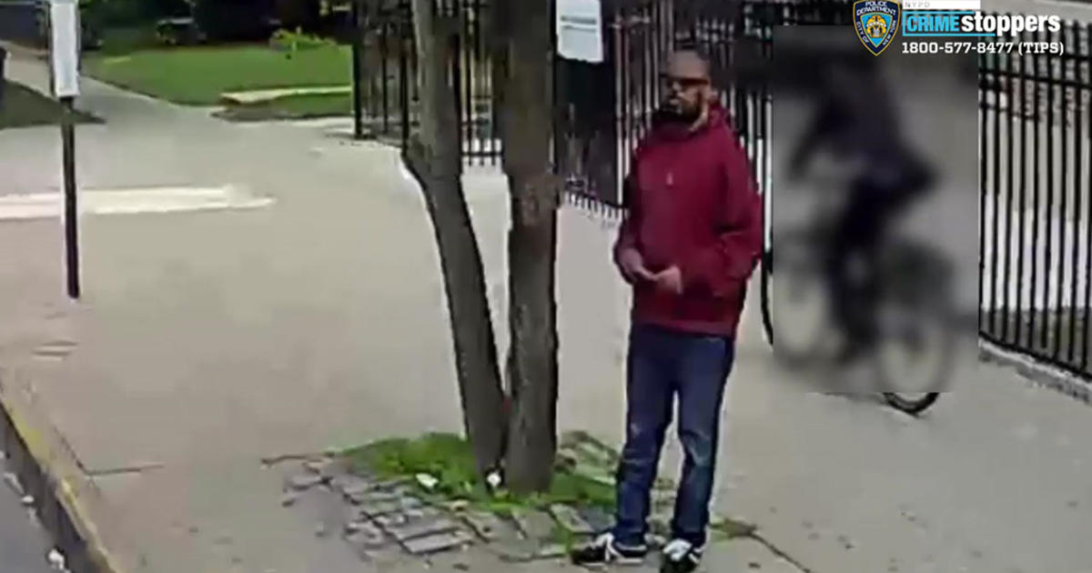 Nypd Releases New Video Of Man Suspected Of Mugging 88 Year Old Woman Cbs New York