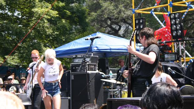 burger-boogaloo-2019-saturday-amyl-and-the-sniffers-3.jpg 