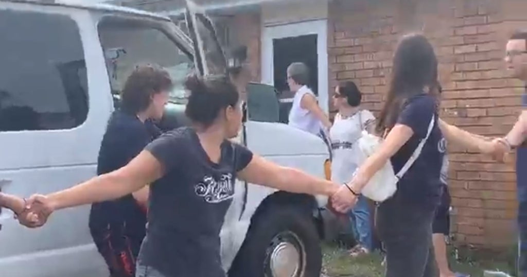 Residents Form Human Chain To Protect Neighbor From ICE Agents - CBS Miami