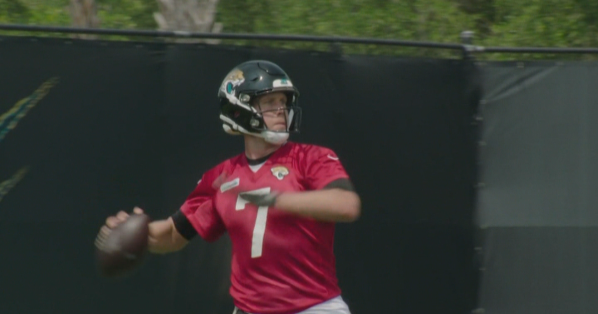 I Will Always Love Philadelphia': Fans In Nick Foles' Eagles Jerseys Show  Up To Jaguars Training Camp - CBS Philadelphia