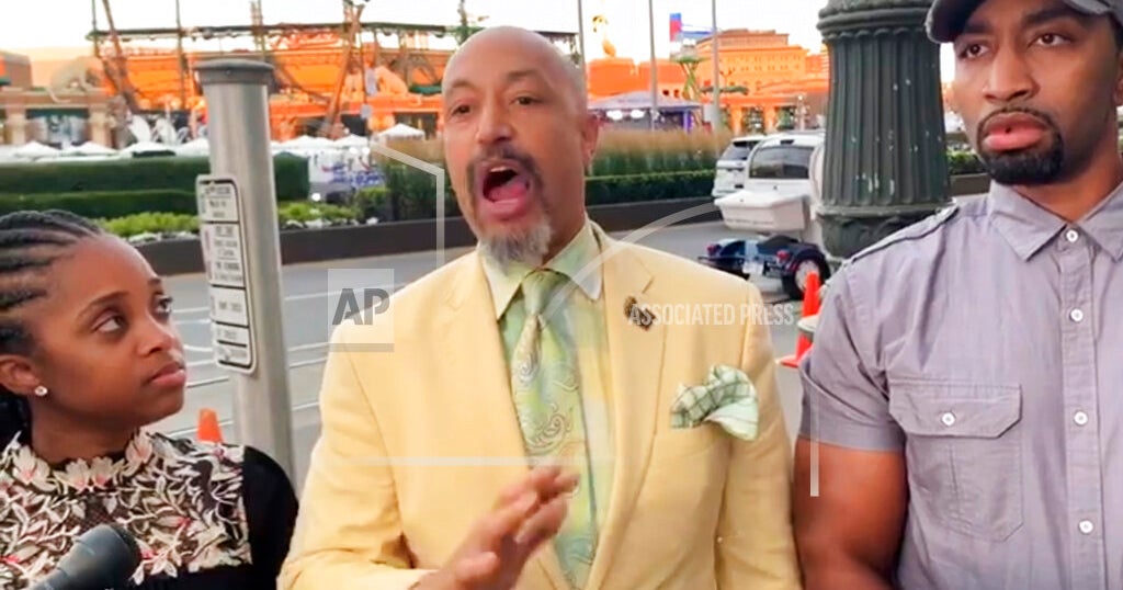 Protesters Yelling 'Fire Pantaleo' Disrupt Democratic Debate - CBS Detroit