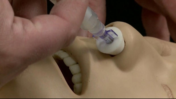 NALOXONE PRESSER 5VO_frame_372 