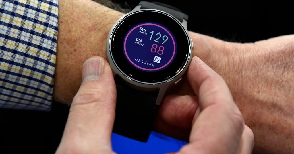Woman Claims Smartwatch's Heart Rate Tracker Saved Her Life - CBS ...
