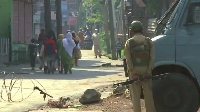 cbsn-fusion-officials-say-30-people-detained-in-kashmiri-city-of-srinagar-thumbnail-1915993-640x360.jpg 