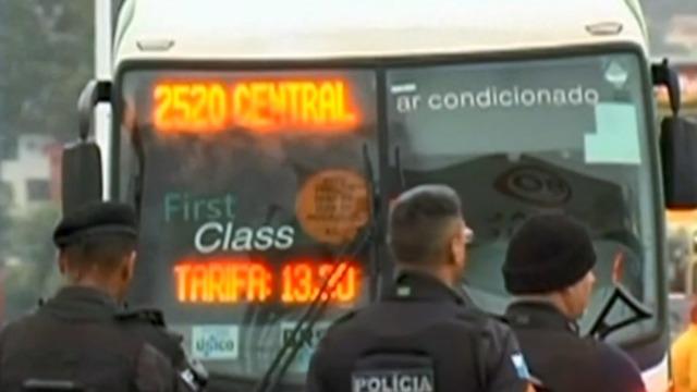 cbsn-fusion-police-shoot-man-who-took-bus-passengers-hostage-in-brazil-thumbnail-1916070-640x360.jpg 