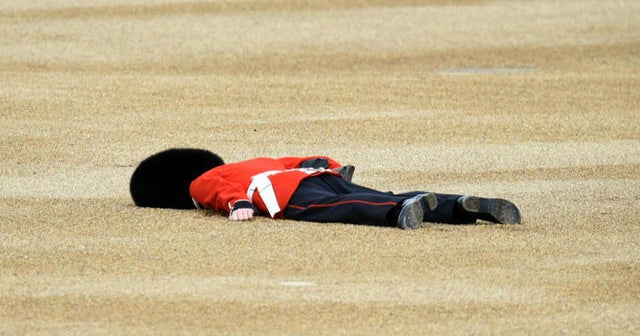 The Queen's Guards try not to faint as temperatures soar CBS News