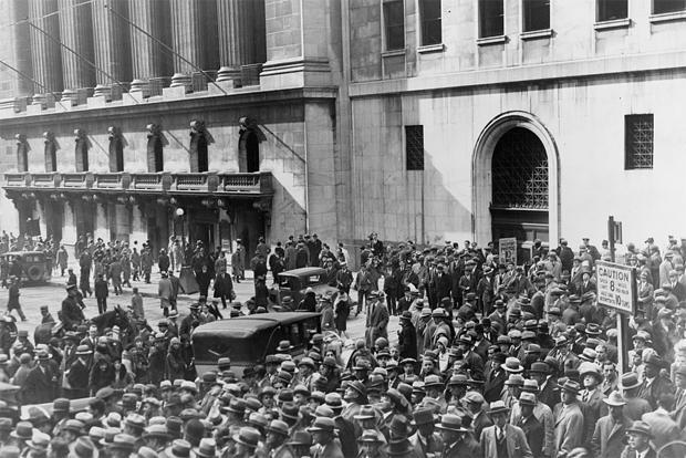 crowds-outside-new-york-stock-exchange-on-october-28-1929-loc-620.jpg 