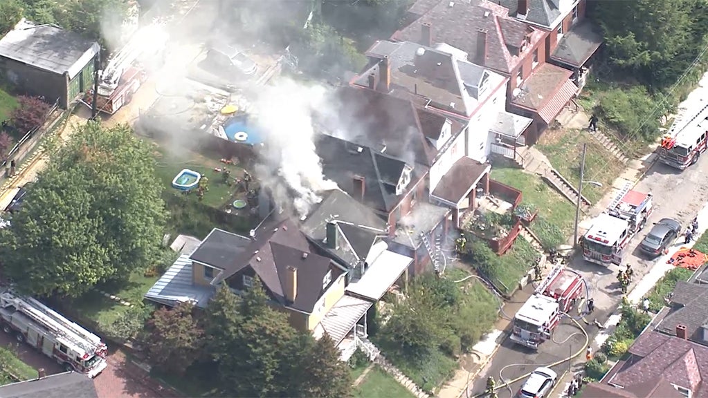 Heavy Smoke Pours From Roof Of Knoxville Home, Fire Spreads To 2