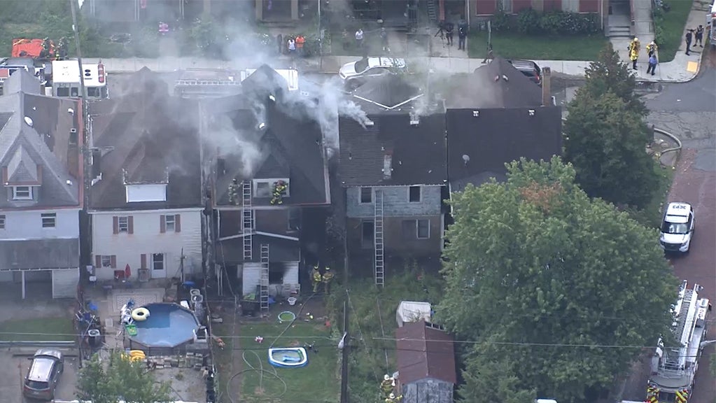 Heavy Smoke Pours From Roof Of Knoxville Home, Fire Spreads To 2