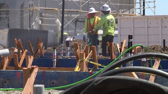 home_construction_workers_california_090419.jpg 