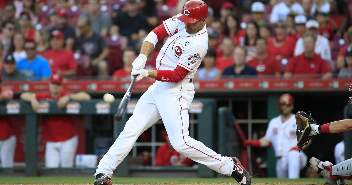 Download Joey Votto Bat Resting On Shoulder Wallpaper