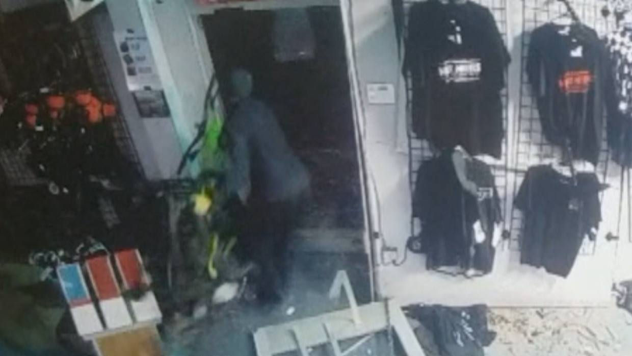 INTERNATIONAL SMASH AND GRAB BIKES 6PKG.transfer_frame_1033 