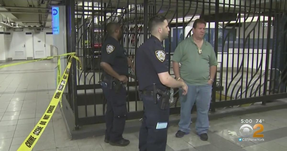 2 People Slashed On Manhattan Subway After Asking Suspect To Stop Smoking Police Say Cbs New York 8327