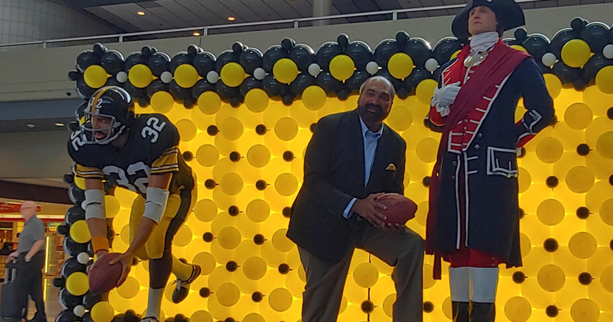 Airport's statue of Pittsburgh Steeler Franco Harris now impromptu memorial  - The Points Guy