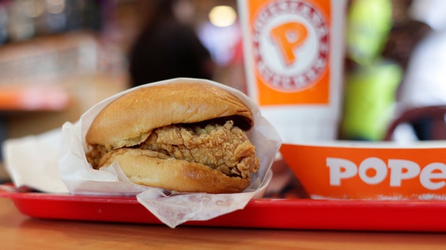 popeyes-sandwich.jpg 