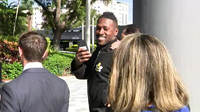 web-antonio-brown-arrives_3.jpg 