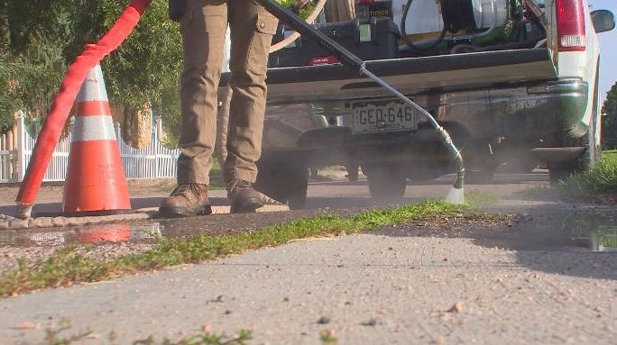 Monument Ditches Chemicals For Steam To Kill Weeds CBS Colorado