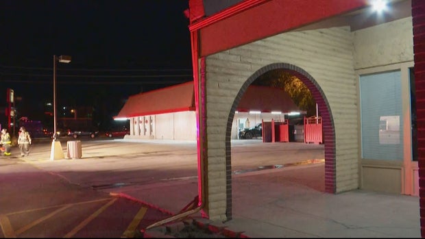 CAR INTO VIVA BURRITO 6VO_frame_780 