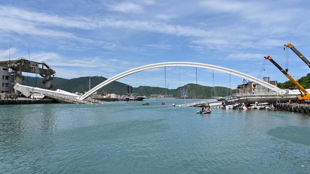 TAIWAN-ACCIDENT-BRIDGE 