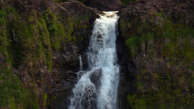 1006-nature-hawaiiakakafalls-1946776-640x360.jpg 