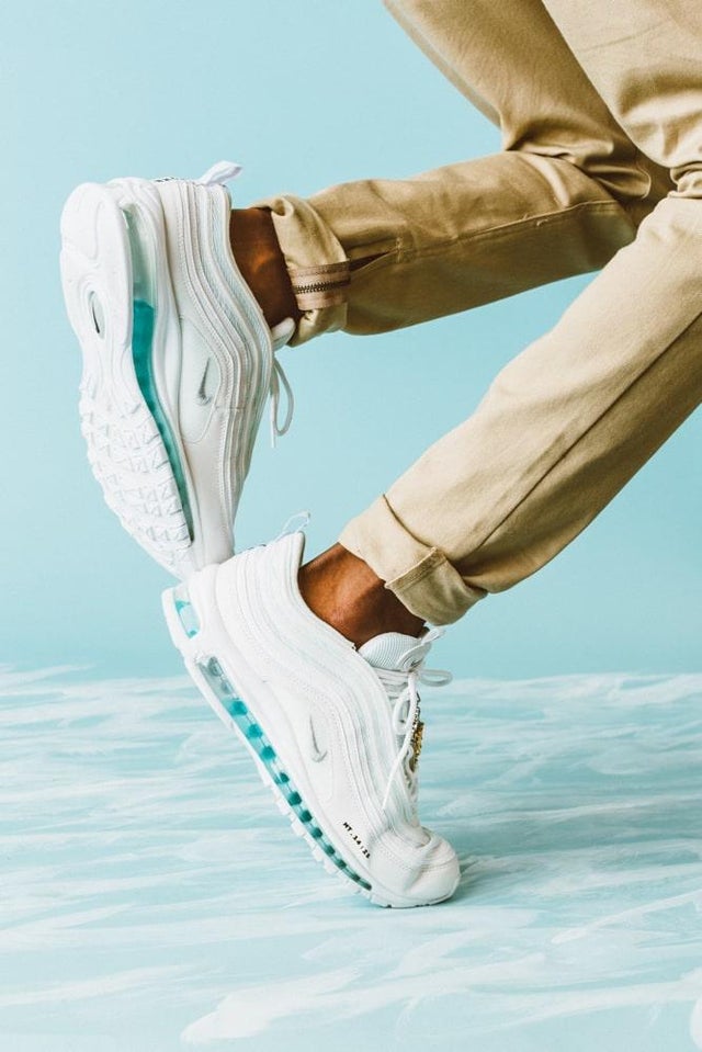 En cualquier momento Acercarse Todavía Nike Air Max 97 "Jesus Shoes" filled with holy water are selling for $4,000  - CBS News